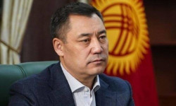 Бир жакадан баш, бир жеңден кол чыгаруу...