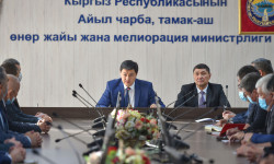 Премьер-министр Марипов представил коллективу нового главу Минсельхоза 