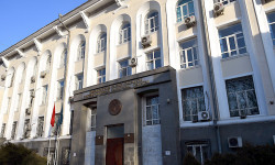 Салык кызматы Ош облусунан 2 миңге жакын бөтөлкө алкоголду мыйзамсыз жүгүртүүдөн тартып алды
