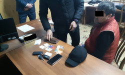В Таласе задержали бизнесмена, который пытался дать взятку начальнику Судебного департамента