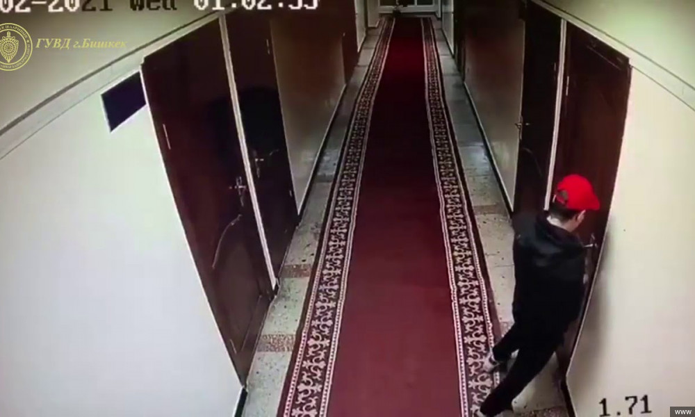 Бишкек шаардык сотунун имаратына түн ичинде эшигин талкалап кирүүгө шектүү адам кармалды 