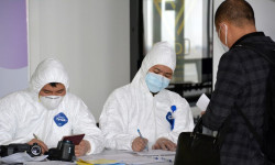 Коронавирус менен күрөшүүдө кызыл тилкеде иштеген медицина кызматкерлерине кошумча каражаттар төлөнүүдө