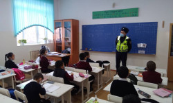 Милиция мектеп окуучуларына жол эрежелерин сактоо боюнча түшүндүрүү иштерин жүргүзүүдө