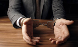 В Бишкеке за вымогательство взятки задержали следователя УВД Ленинского района