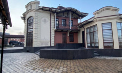 Үйлөр, жер тилкелери, кымбат унаалар. Кримтөбөл "Женгонун" мыйзамсыз кирешелери боюнча кылмыш иши катталды 