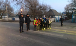 Инспектора УОБДД  вместе с школьниками провели акцию “Я пользуюсь светоотражающими элементами”