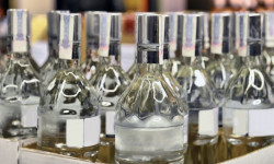 Салык кызматы Ош облусунда 20 миңден ашык бөтөлкө мыйзамсыз алкоголь тартып алды