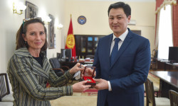 Европа бирлиги менен кызматташтык. Шарлотта Адриан өкмөттүн Ардак грамотасы менен сыйланды