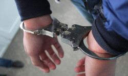 В Джалал-Абаде при получении взятки задержали юриста Базар-Коргонского РЭС 