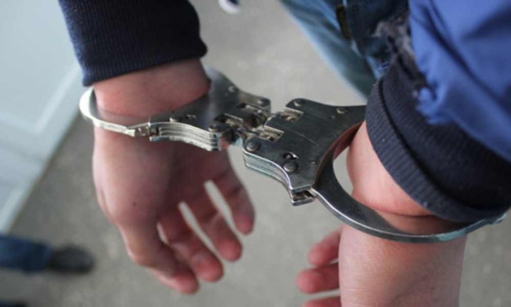 В Джалал-Абаде при получении взятки задержали юриста Базар-Коргонского РЭС 