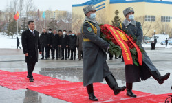 Нур-Султан шаарындагы Ата Мекенди коргоочулардын эстелигине гүлчамбар коюлду 