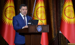 Президент Садыр Жапаров кыргызстандыктарды Мамлекеттик туу күнү менен куттуктады