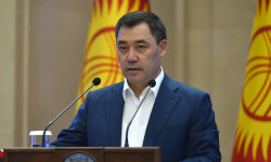 Садыр Жапаров поздравил кыргызстанцев с Днем государственного флага