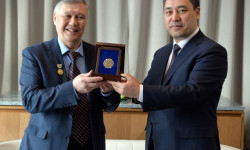 Президент Садыр Жапаров наградил единственного манасчи Казахстана Баянгали Алимжанова орденом «Достук»