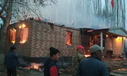 В селе Маданият Ошской области полностью сгорела школа 