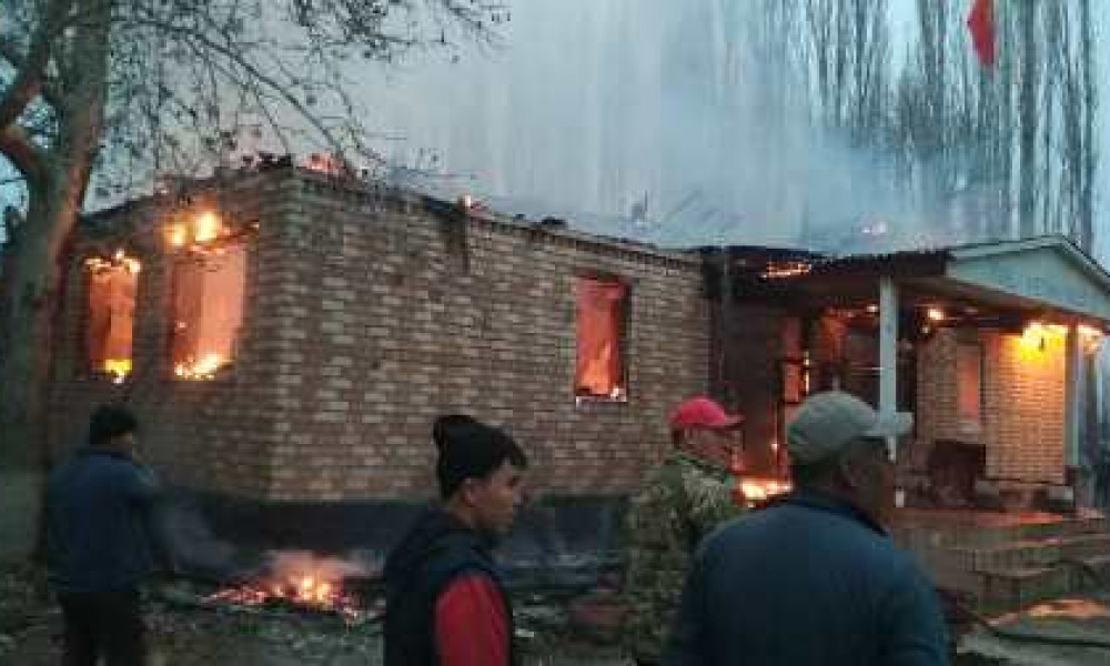 В селе Маданият Ошской области полностью сгорела школа 