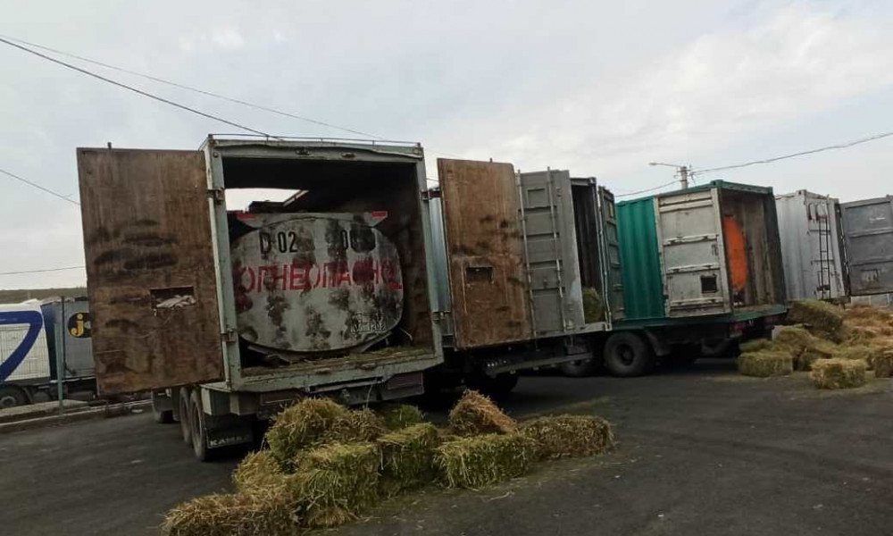 В Баткенской области задержали 4 грузовых авто, перевозивших более 40 тонн ГСМ контрабандой