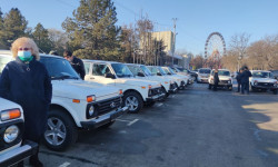 В Бишкеке 19 автомашин «Нива» передали санитарным службам страны 