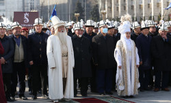 Ак калпак - Ала-Тоонун символу. Ак калпак жана улуттук кийимдер күнү белгиленүүдө 