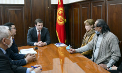 Артём Новиков опера жана балет театрында болгон окуяга байланыштуу театр өкүлдөрү менен жолугушту 