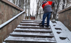 Снегопад в Бишкеке. На посыпку дорог «Тазалык» израсходовал 490 тонн технической соли