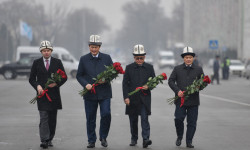 Премьер-министр Улукбек Марипов почтил память погибших во время Аксыйских событий 