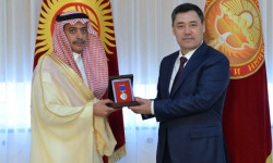 Садыр Жапаров Сауд Арабиянын Кыргызстандагы элчиси Абдурахман бин Саид Аль-Жуманы кабыл алды