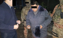 Чүй облусунун Токмок шаарында 40 миң сом алып жаткан жеринен Чүй РИИБдин ага тергөөчүсү кармалды