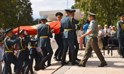 Атайын репортаж: КРнын Батыры, Кыргыз эл акыны Сүйүнбай Эралиевди узатуу зыйнаты (аудио)