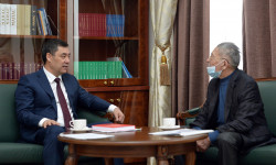 Садыр Жапаров Кыргыз эл жазуучусу, белгилүү драматург Мар Байжиев менен жолугушту