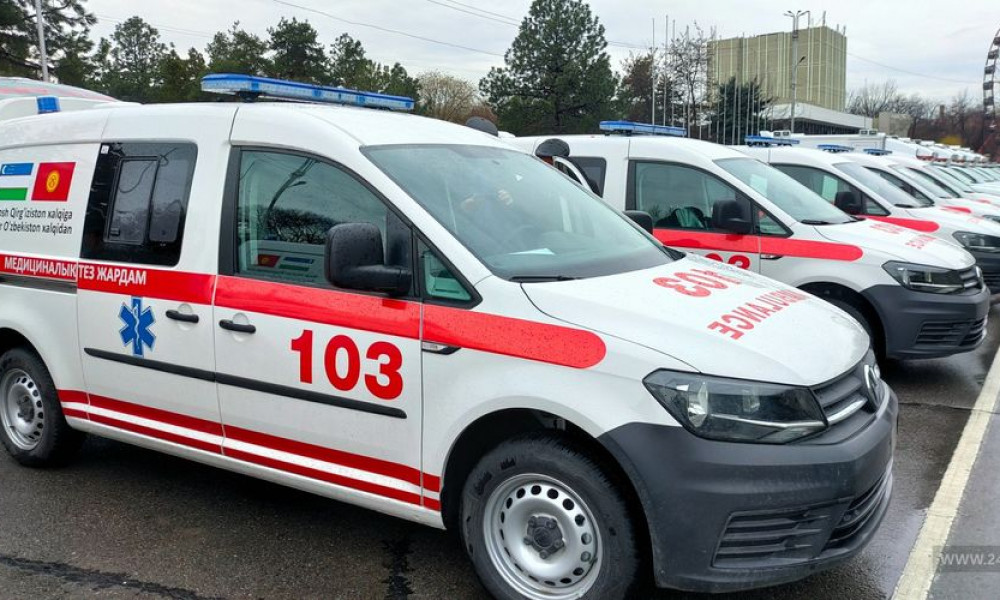 Медицинским учреждениям Кыргызстана передали 20 автомобилей скорой помощи