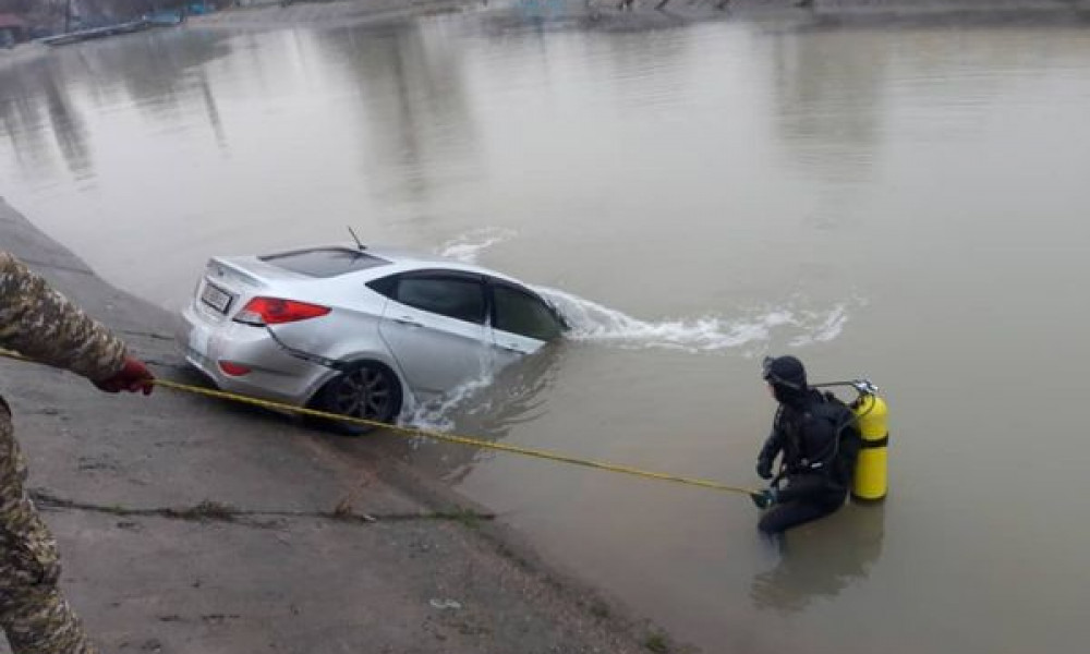 В Бишкеке спасатели извлекли автомобиль из БЧК