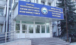 Алмазбек Бейшеналиев наградил посмертно Почетной грамотой учителя физики