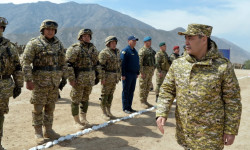 Президент Садыр Жапаров понаблюдал за ходом военных учений в Баткенской области 