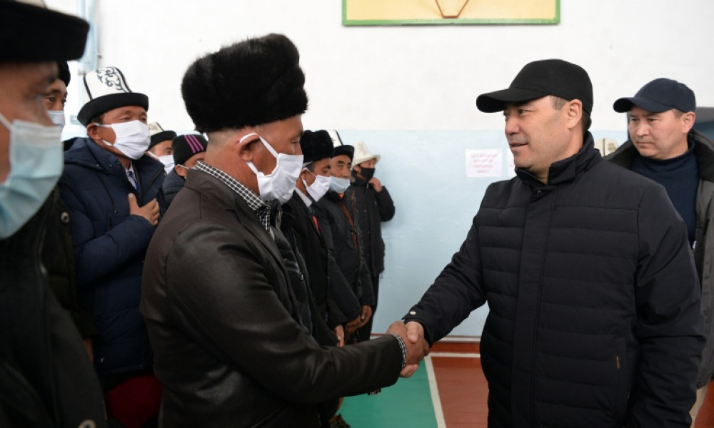 Президент Садыр Жапаров встретился с памирскими кыргызами, переселившимися в Алайский район