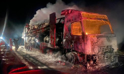 Жүк ташуучу унаа үстүндөгү 7 жеңил унаа менен чогуу күйүп кетти