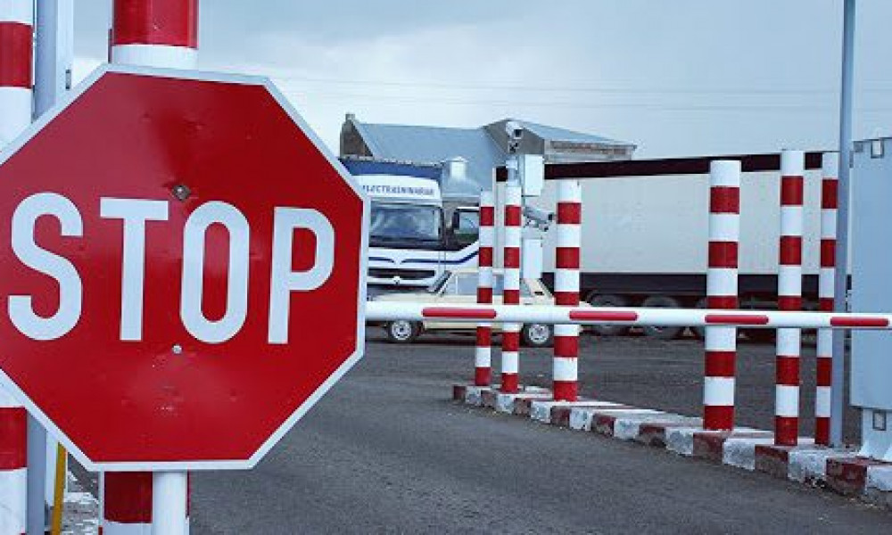 Пограничники в Баткене пресекли незаконный провоз контрабандного груза на 680 тысяч сомов