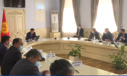 Улукбек Марипов авиабилеттерге бааны төмөндөтүү маселеси боюнча кеңешме өткөрдү