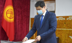 Премьер-министр Улукбек Марипов проголосовал на выборах депутатов в местные кенеши и референдуме