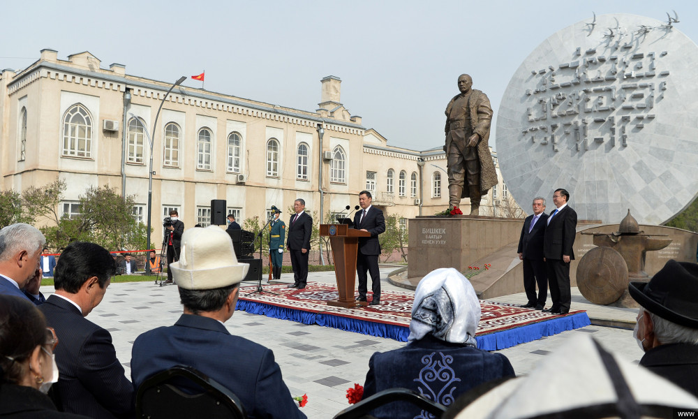 Президент кыргыз жерин баскынчылардан бошотууда Бишкек баатырдын эмгегин белгиледи
