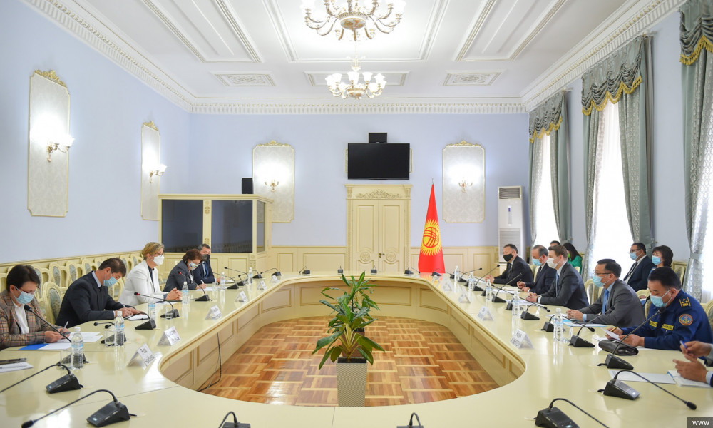 Артем Новиков БУУнун Өнүктүрүү программасынын Кыргызстандагы өкүлү Луиз Чемберлен менен жолугушту