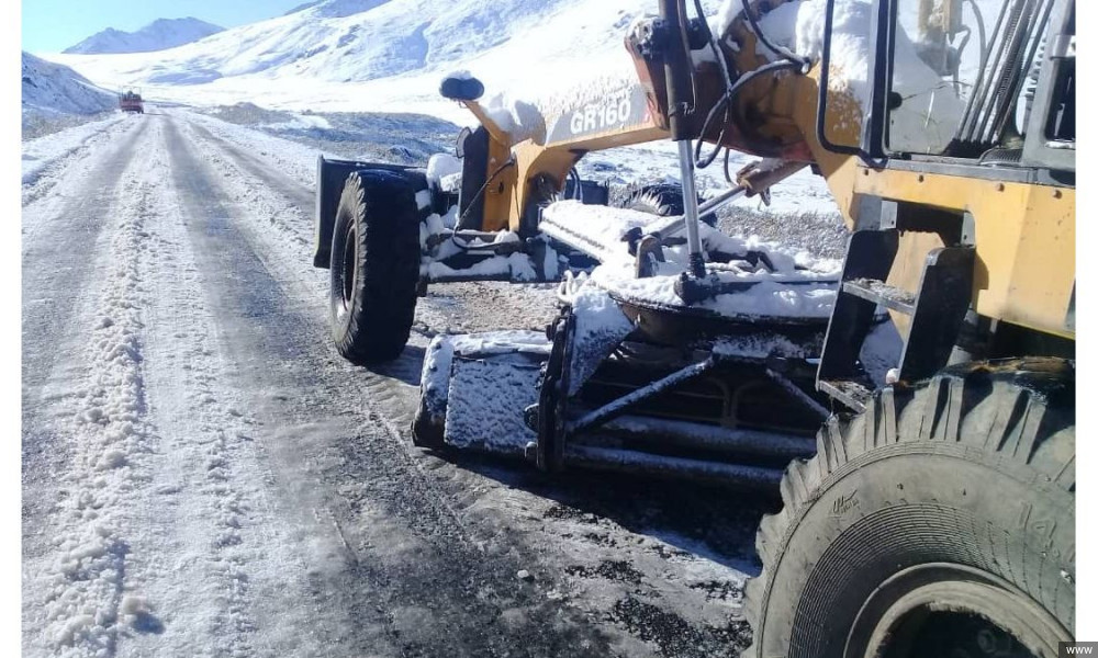 Төө-Ашуу жана Ала-Бел ашууларындагы жолдор кардан тазаланууда 
