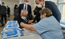 Первым вакцину "Спутник V" получил  доктор медицинских наук, профессор Мамбет Мамакеев