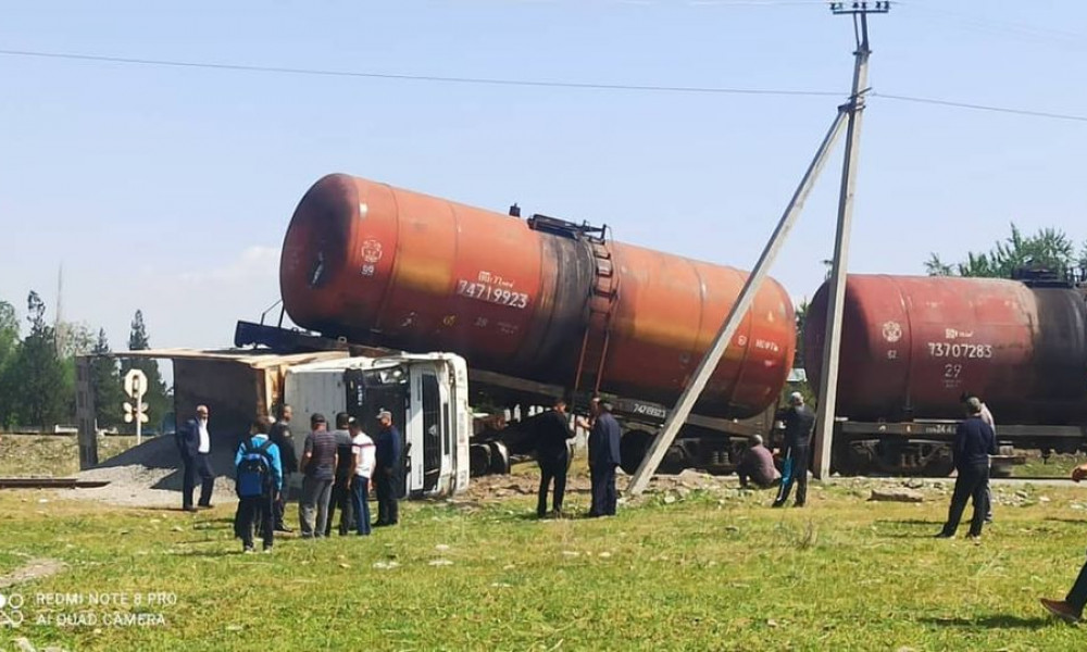 В Джалал-Абаде грузовой автомобиль столкнулся с поездом