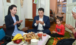 Өкмөт башчы эки баланы жалгыз тарбиялап жаткан эненин абалынан кабар алды