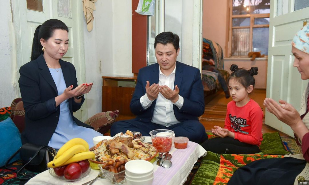 Өкмөт башчы эки баланы жалгыз тарбиялап жаткан эненин абалынан кабар алды