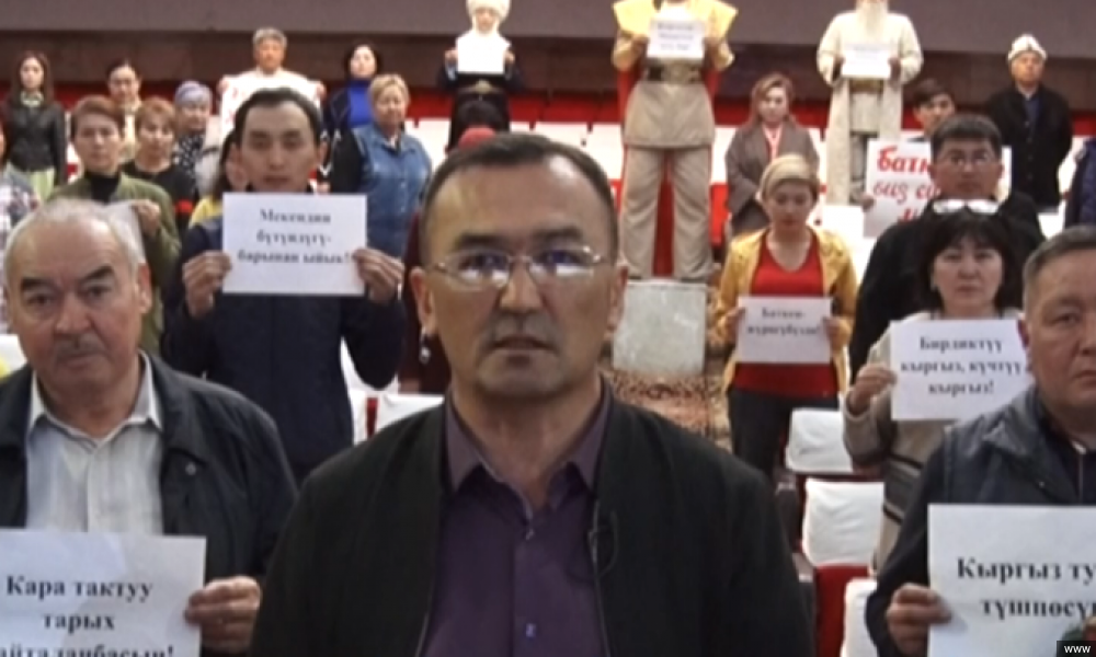 Каракол шаарындагы маданият кызматкерлери Баткен элине көңүл айтышты