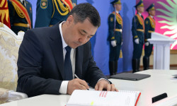 Министрлер кабинети жөнүндө президенттин жарлыгы. Садыр Жапаров документке кол койду