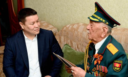 Талант Мамытов Улуу Ата Мекендик согуштун ардагери Асек Урманбетовду куттуктады