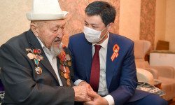 Ветерана Великой Отечественной войны Касмалы Осмонова навестил глава кабмина